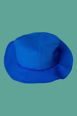 Chapéu de aba azul