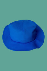Chapéu de aba azul